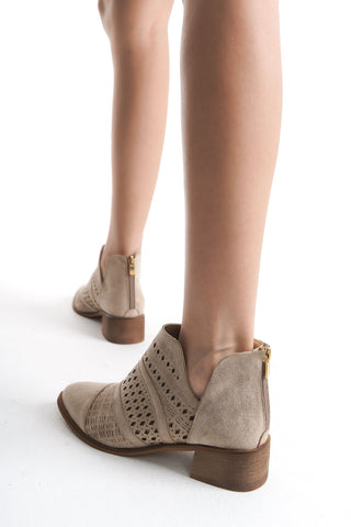 Kadın Şık Sivri Burun Delikli Kalın Topuk Yazlık Bot Betts Bej